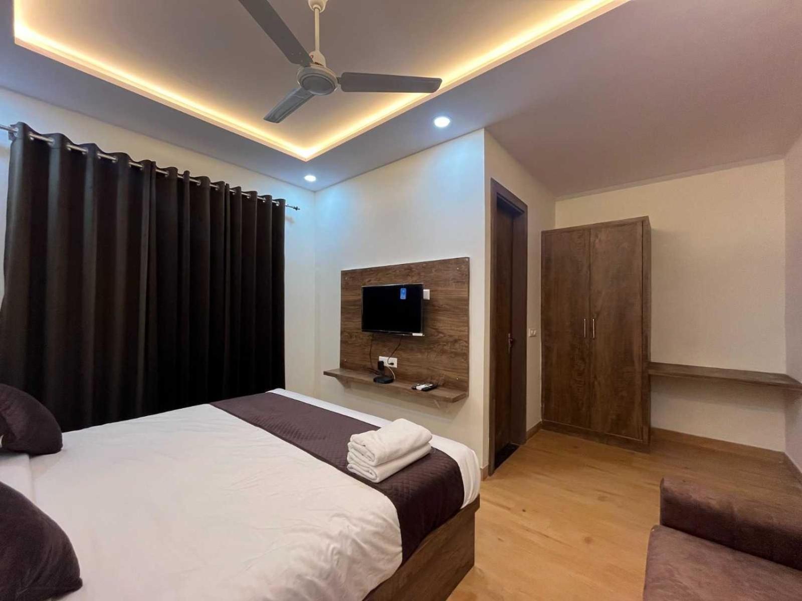 Super Townhouse Taj Nagri Basai Formerly Royal Empire Tajganj Exterior photo