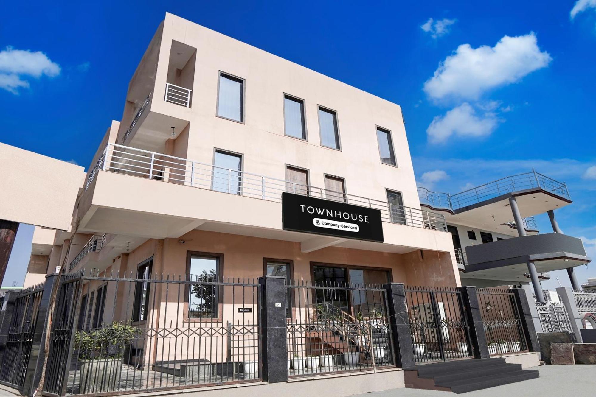 Super Townhouse Taj Nagri Basai Formerly Royal Empire Tajganj Exterior photo